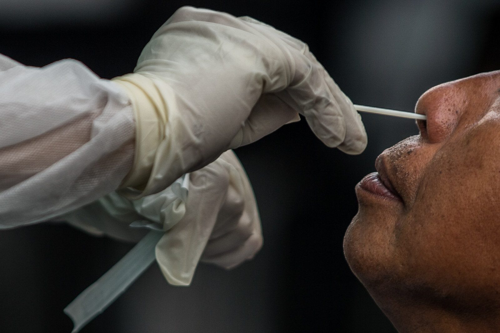 TEST. A health worker conducts a swab test to a suspected COVID-19 patient in the Sta. Ana Hospital in Manila on April 17, 2020. Photo by Lisa Marie David/Rappler 