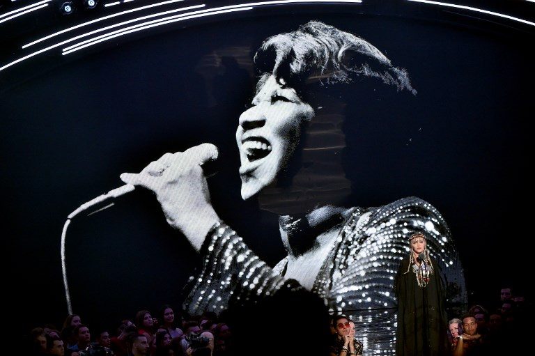 Music world mourns Aretha Franklin at MTV video awards