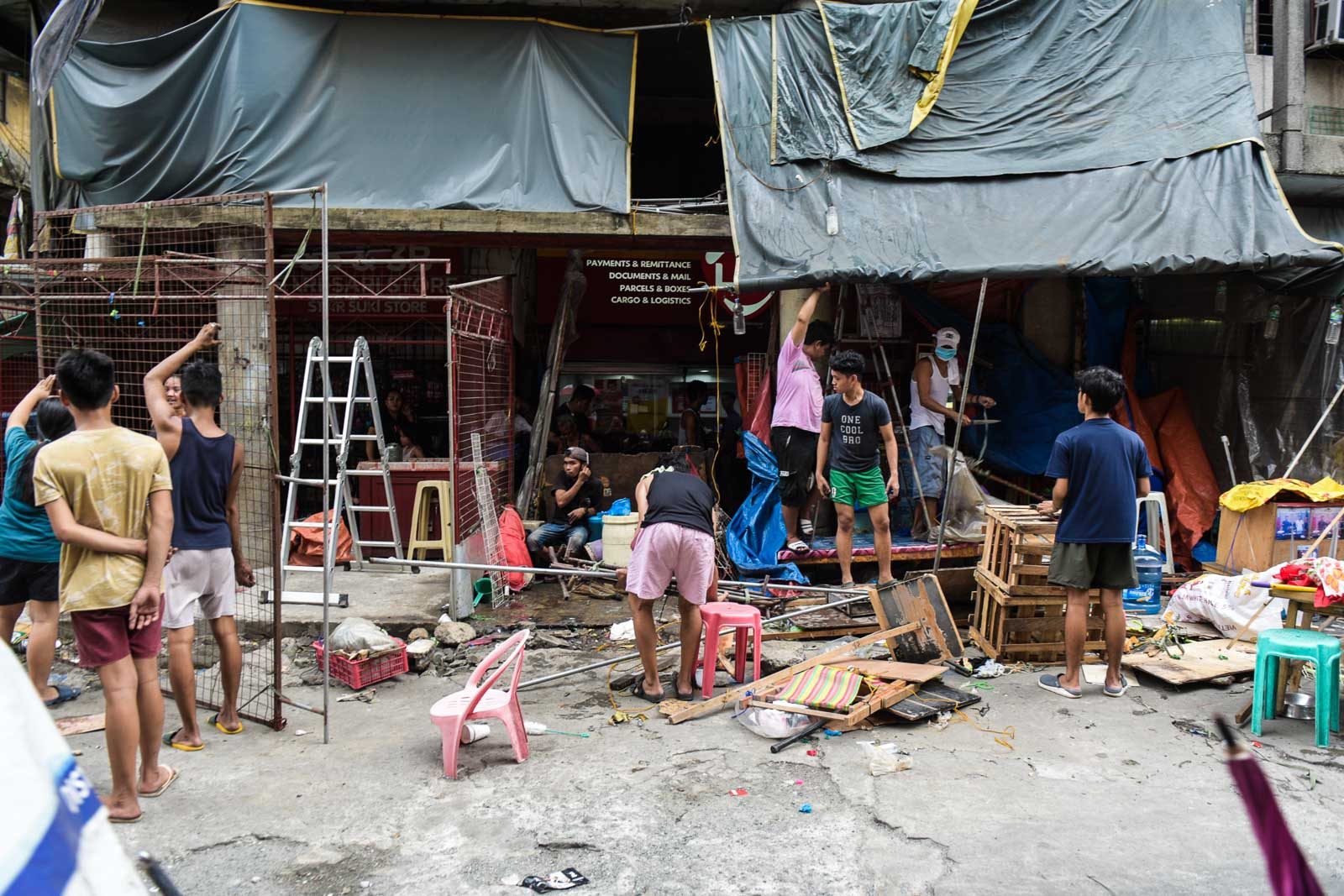 DISMANTLED. Vendors rush to take down their stalls in Divisoria. Photo by LeAnne Jazul/Rappler 