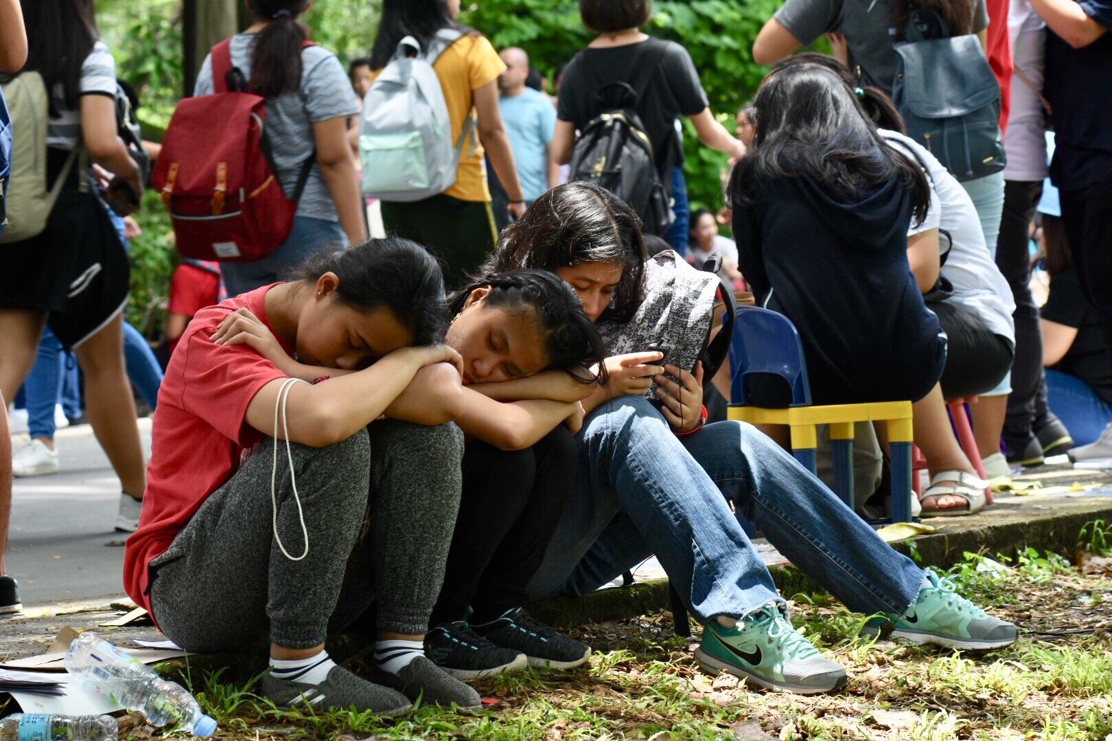 REST. Exhausted applicants rest during the last day of submission of UPCAT Application in UP Diliman. Photo by Angie de Silva   