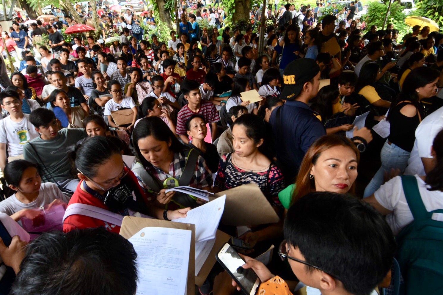 CROWD. Crowd during the last day of submission of UPCAT Application in UP Diliman. Photo by Angie de Silva   