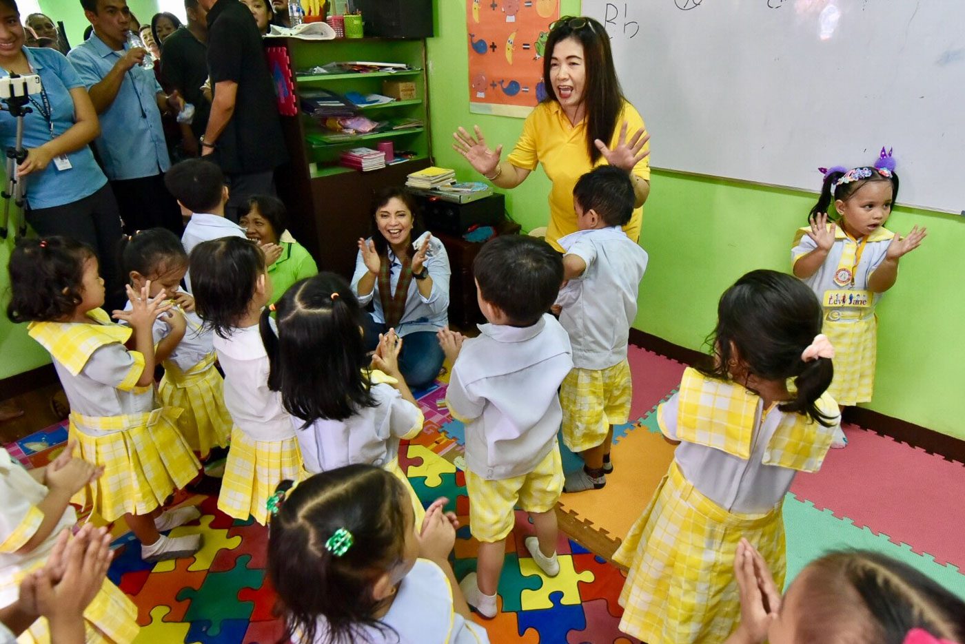 Robredo’s Angat Buhay benefits 83,707 families in 1st year