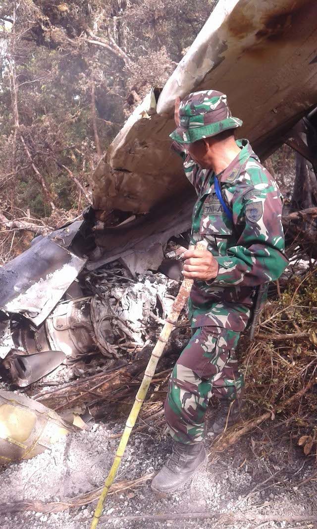 Pesawat ditemukan oleh warga sekitar Kampung Ulu Salu, tepatnya di kaki gunung. Foto: Rappler 