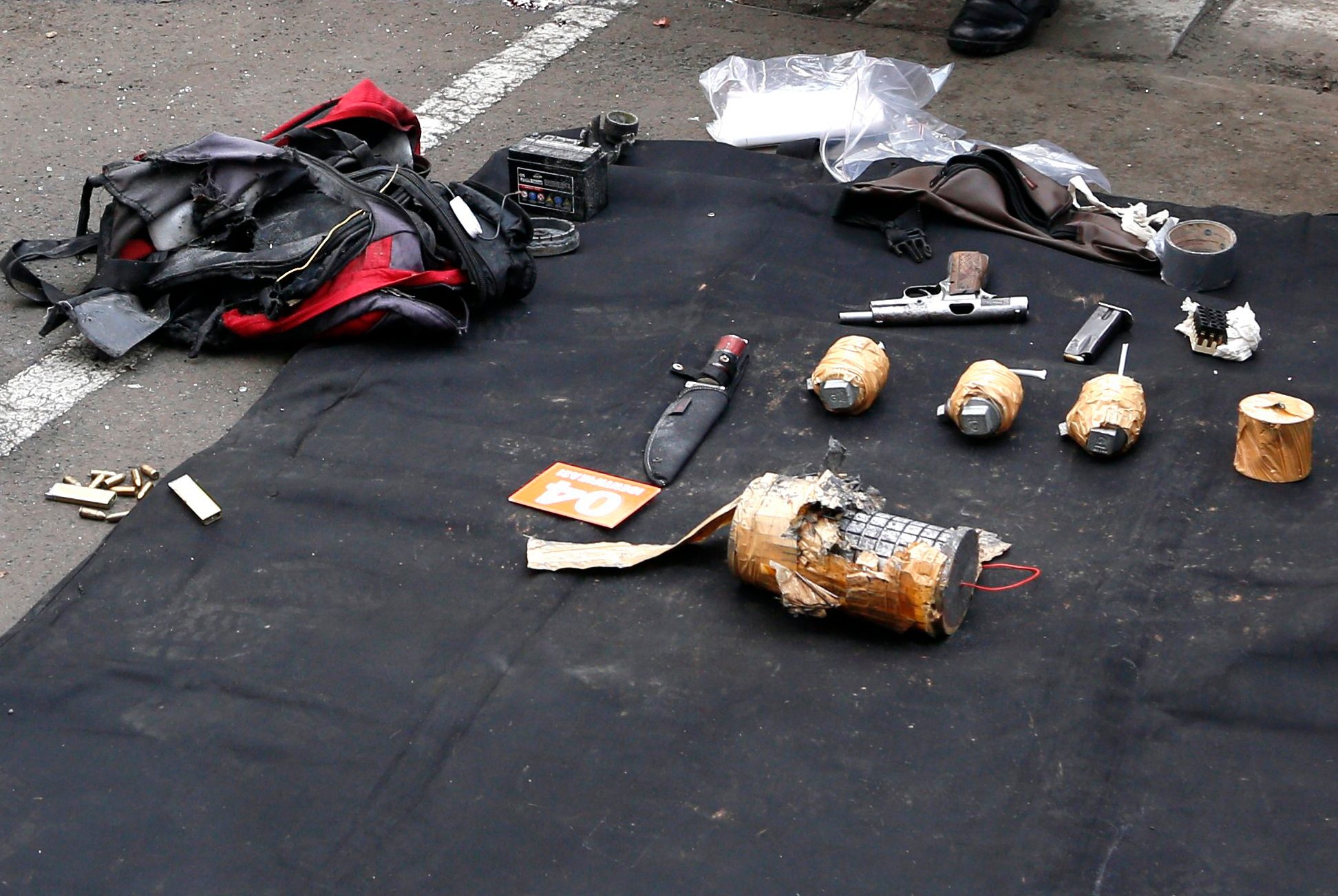 Senjata dan bahan peledak teror Sarinah yang diamankan kepolisian pada 14 Januari 2016. Foto oleh EPA
 