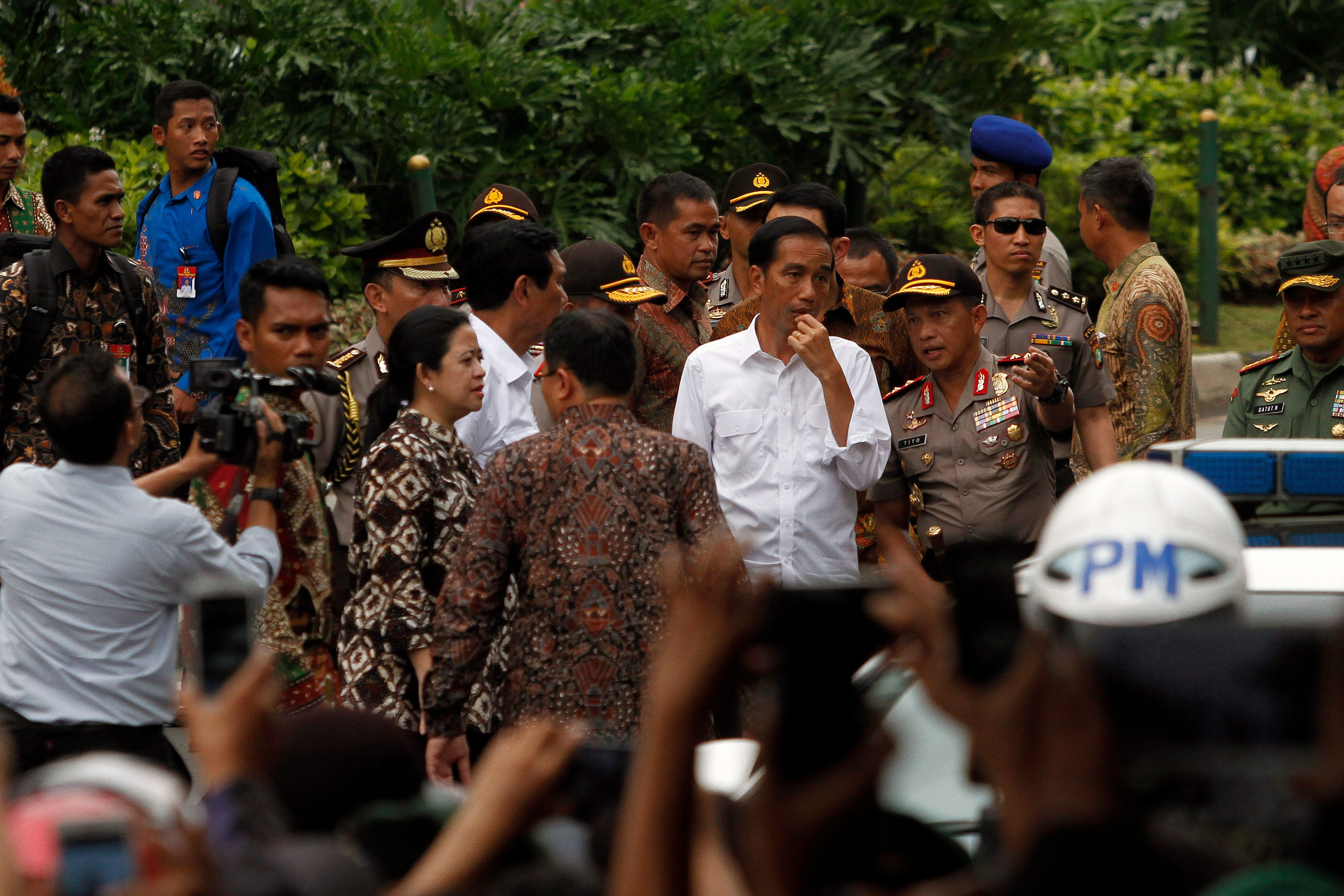 Presiden Jokowi saat tiba di lokasi peledakan di kawasan Sarinah, 14 Januari 2016. Foto oleh Roni Bintang/EPA 
