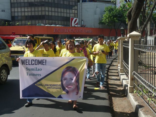 Sumilao farmers march for Leni Robredo, hungry Kidapawan farmers