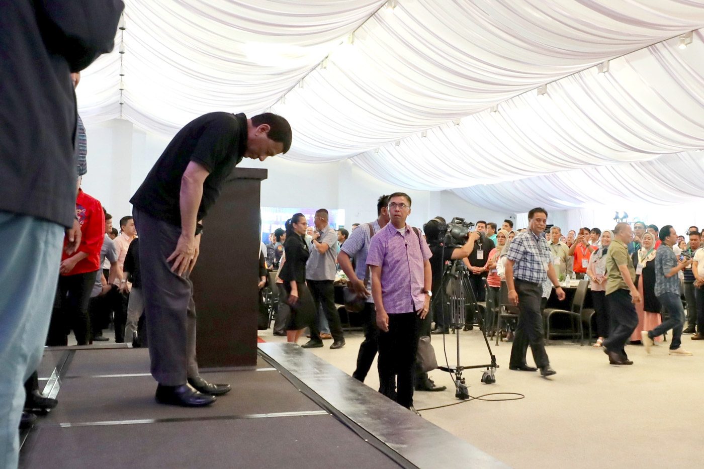 FORMER LOCAL OFFICIAL. President Rodrigo Roa Duterte shows a gesture of respect as he takes center stage during the 25th Annual National Convention of the Vice Mayors' League of the Philippines on June 28, 2018. Malacañang photo 