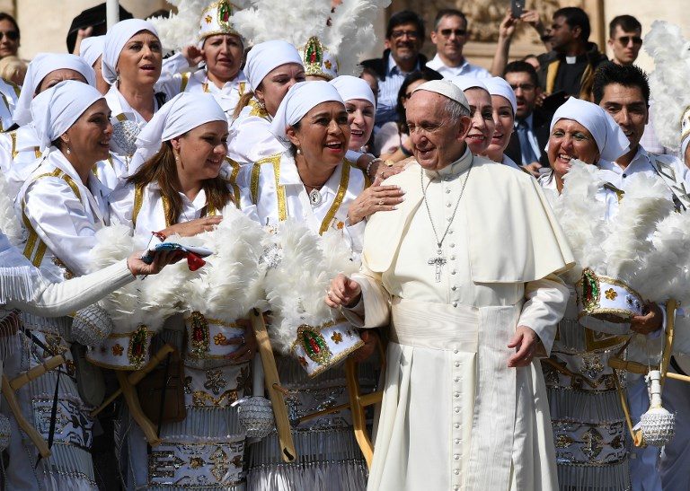 VATICAN PILGRIMS. Pope Francis poses with a group of Mexican pilgrims wearing traditional costumes during his weekly general audience at St Peter's Square in the Vatican on September 27, 2017. Photo by Vicenzo Pinto/AFP  