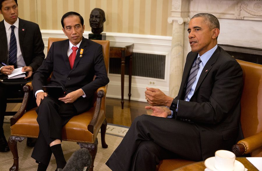 Presiden Amerika Barack Obama menemui Presiden Joko Widodo di Ruang Oval Gedung Putih di Washington DC, Amerika Serikat, 26 October 2015 waktu setempat. FotoL EPA/Martin H. Simon 