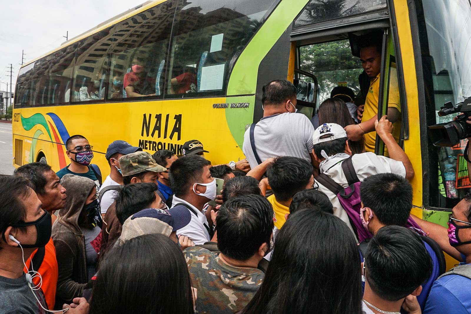 STRUGGLING COMMUTERS. Passengers entering Metro Manila struggle to enter a bus passing through Baclaran, Paranaque City on March 16, 2020. Photo by Dante Diosina Jr/Rappler 