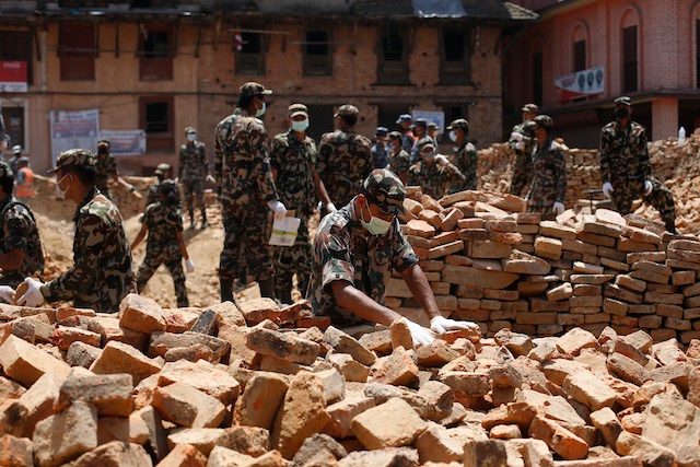Nepal government runs quake relief operation from tents