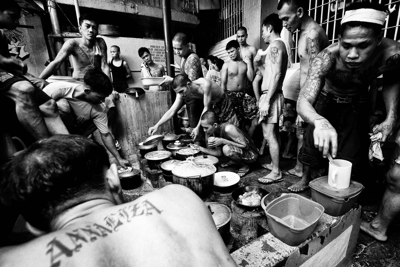 MEAL TIME. Inmates prepare to have their meal. Photo by Rick Rocamora 