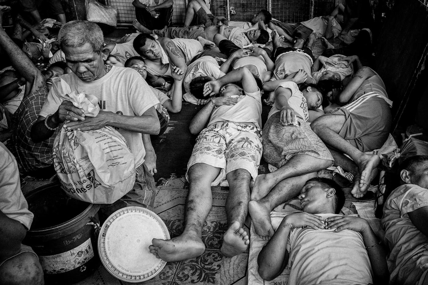 SLEEPING SCHEDULE. Inmates take turns sleeping in an overcrowded jail cell. Photo by Rick Rocamora 