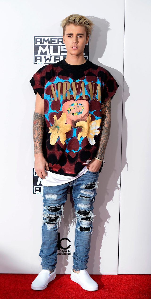 Justin Bieber datang dengan kaos Nirvana dan celana jeans robek-robek di American Music Awards 2015 di Microsoft Theater di Los Angeles, California, AS, 22 November 2015. EPA/MIKE NELSON 