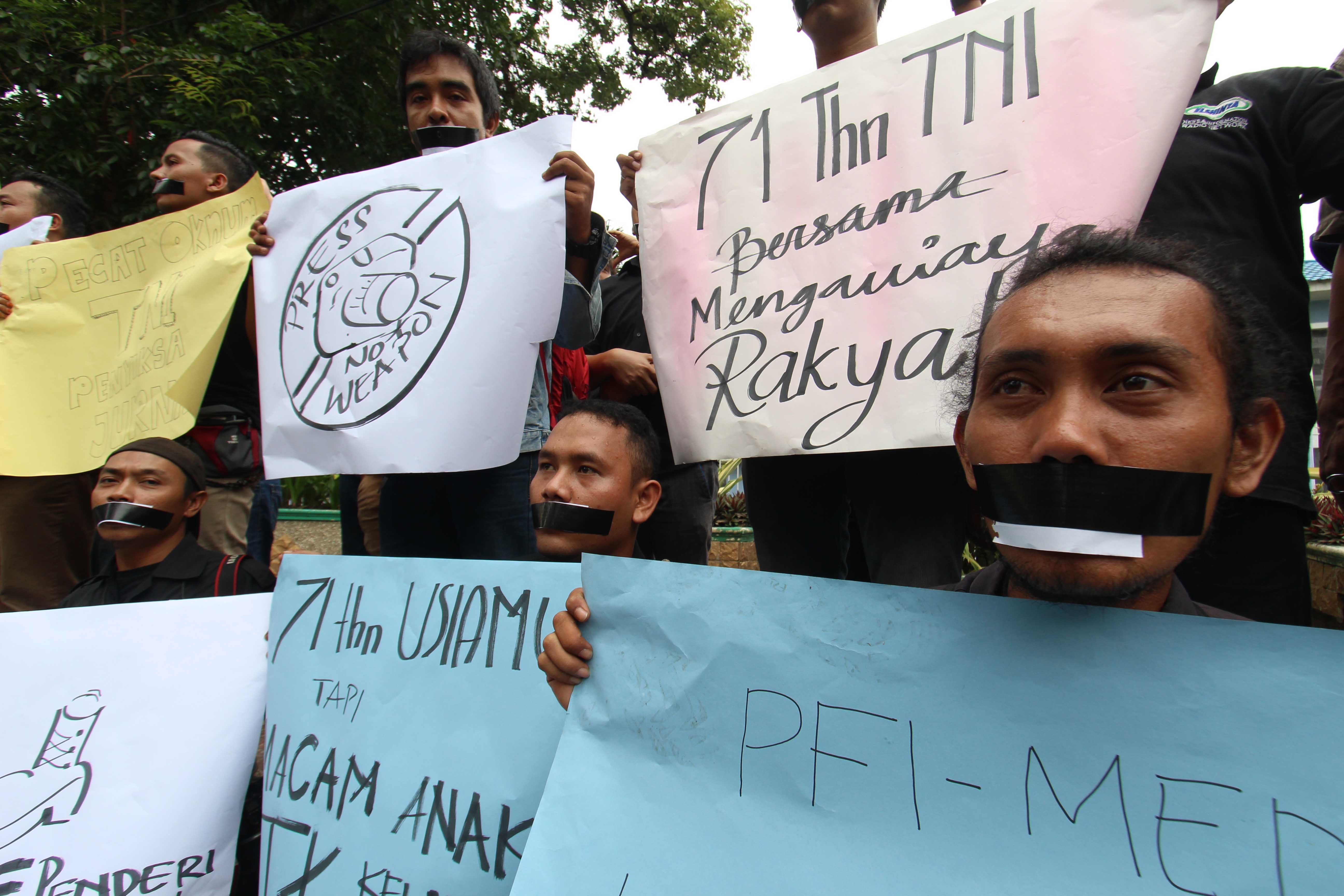 Sejumlah jurnalis Medan menggelar aksi unjuk rasa memprotes penganiayaan jurnalis oleh oknum TNI, di Sumatera Utara, pada 5 Oktober 2016. Foto oleh Septianda Perdana/Antara 