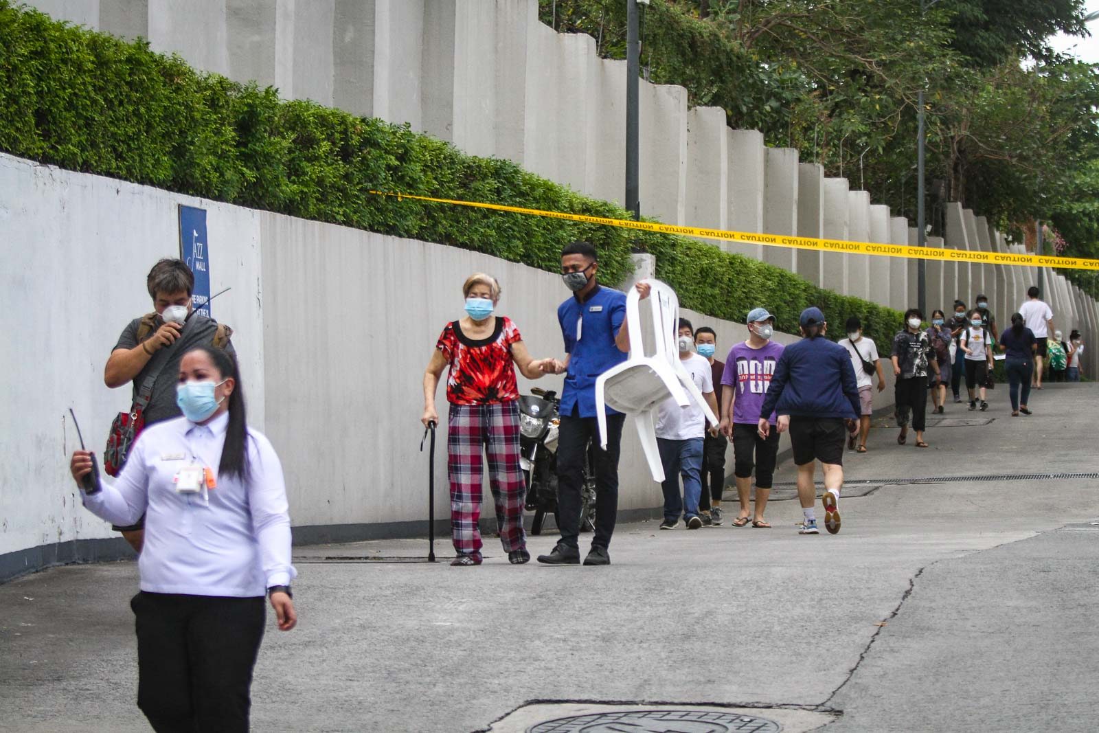 EVACUATION. Residents are evacuated from the SMDC Jazz Residences after a mall in the condominium complex collapsed on April 30, 2020.  Photo by Inoue Jaena/Rappler 