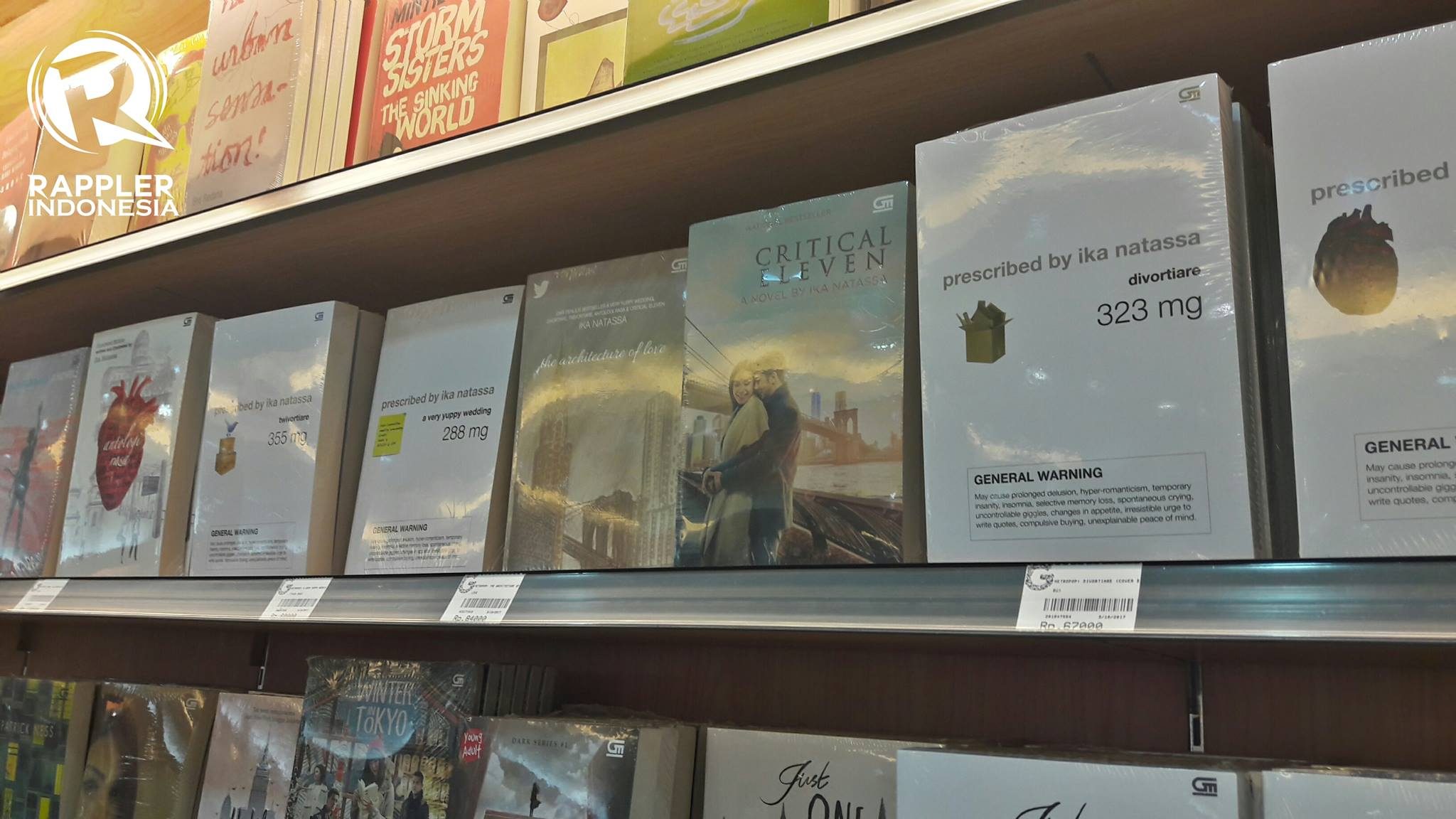 BEST-SELLER. Buku-buku karya Ika Natassa dijejerkan dalam rak di sebuah toko buku. Foto oleh Sakinah Ummu Haniy/Rappler 