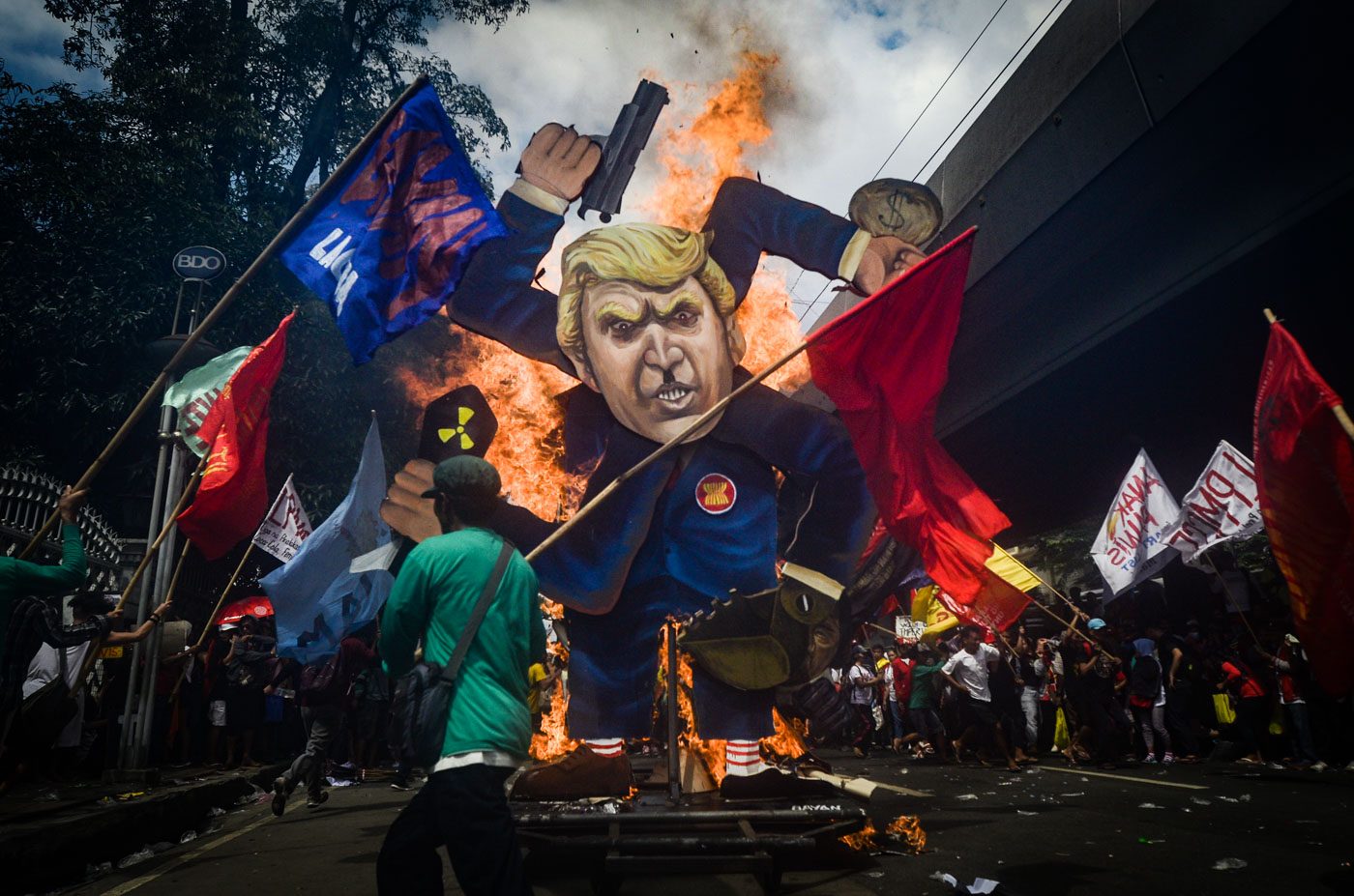ON FIRE. Before dispersing, protesters burn an effigy of the US president that featured four hands of Trump shaped into the swastika. 