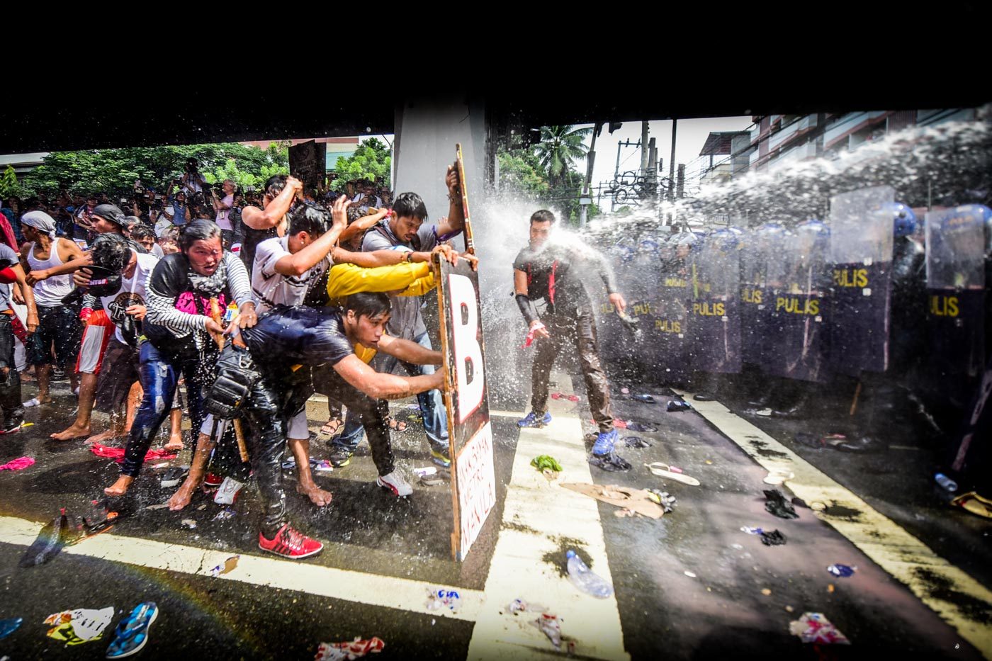 RIOT. Protest action goes violent after protesters attempt to break the police barricade. Photo by Alecs Ongcal/Rappler 