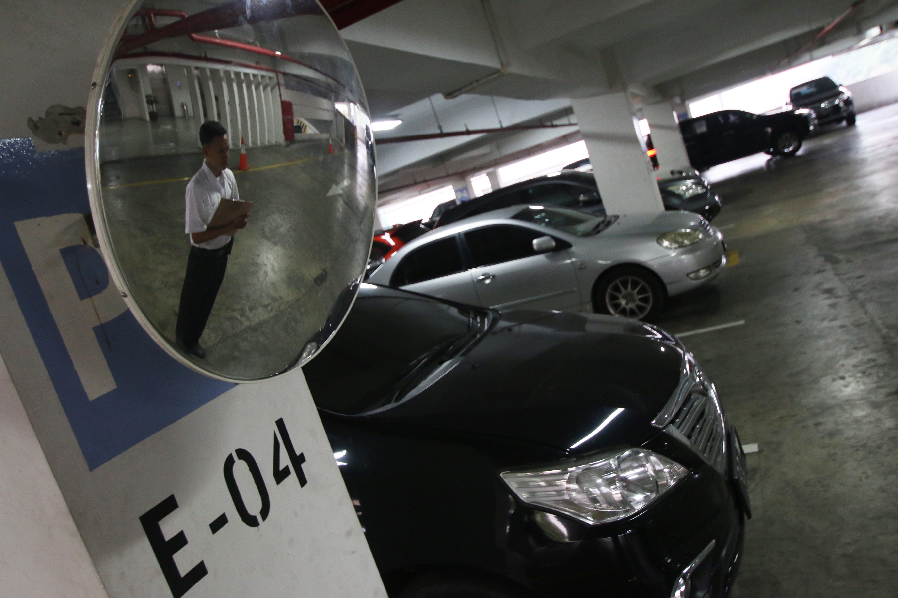 NOMOR POLISI. Petugas mencatat nomor polisi mobil yang terparkir di area gedung parkir Plaza Bank Mandiri, Jakarta, Jumat, 11 Agustus. Foto oleh Rivan Awal Lingga/ANTARA 