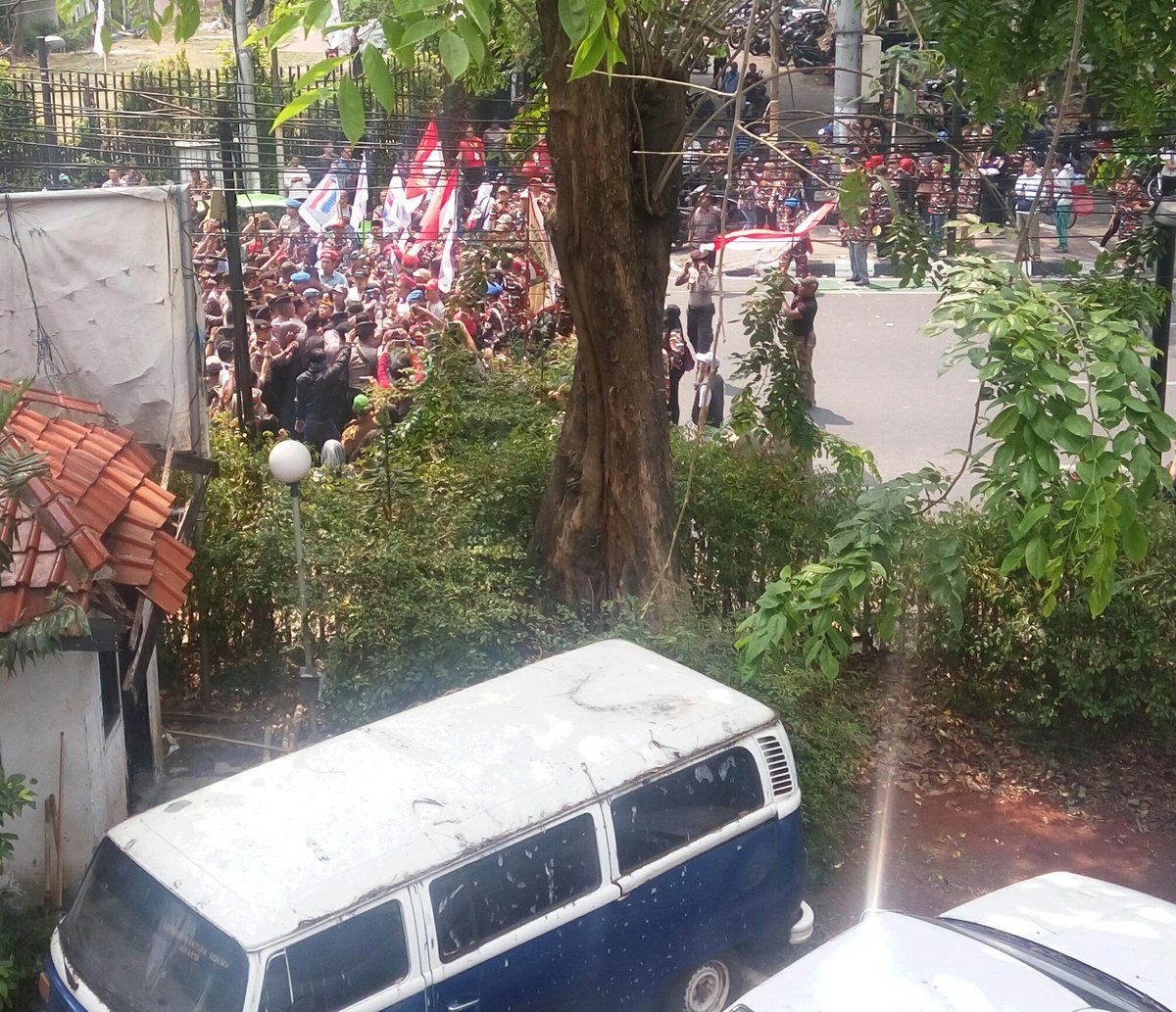 DIGERUDUK. Massa ormas mencoba menggeruduk masuk kantor LBH Jakarta pada Sabtu, 16 September. Foto diambil dari akun Twitter @LBH_Jakarta 