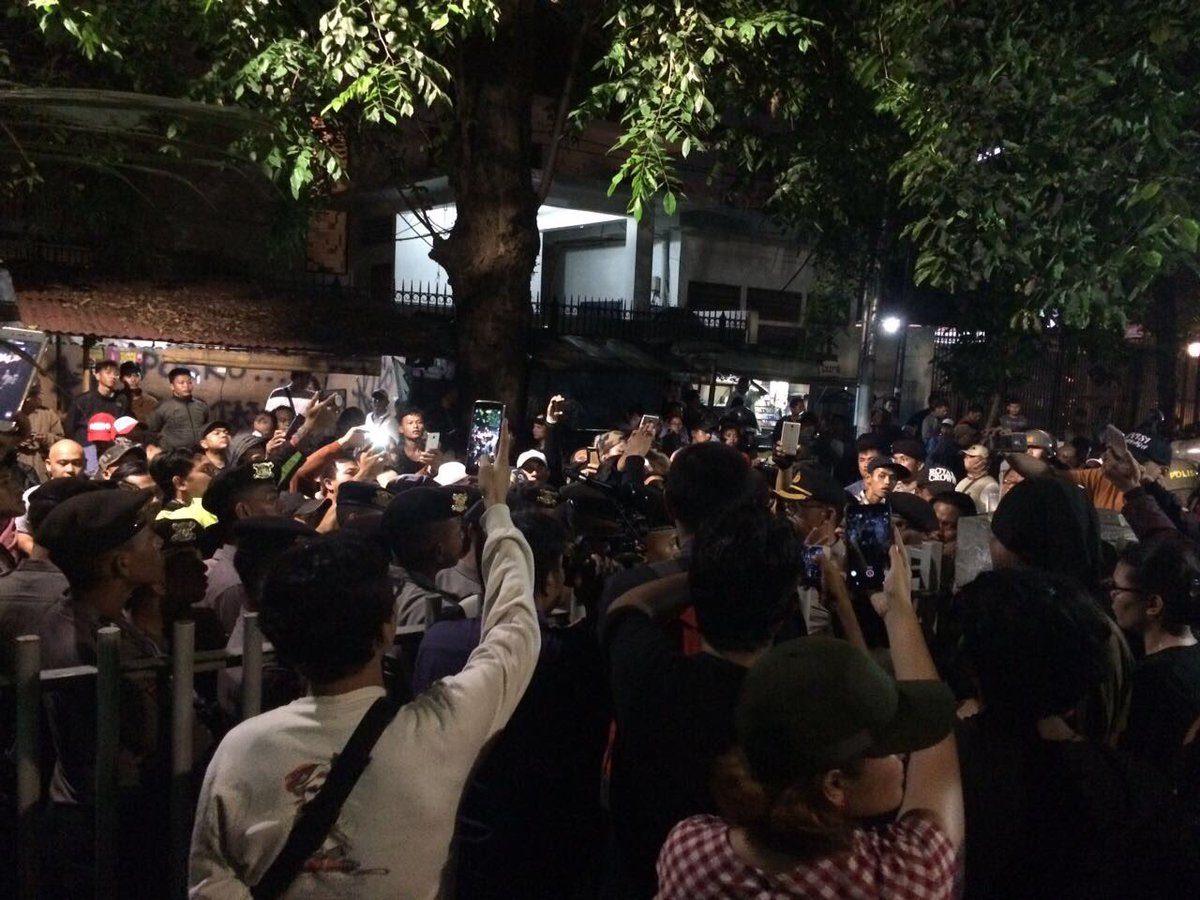 DIGERUDUK. Massa dari kelompok ormas menggeruduk kantor LBH Jakarta pada Minggu malam, 17 September. Foto diambil dari akun Twitter @amnestyindo 