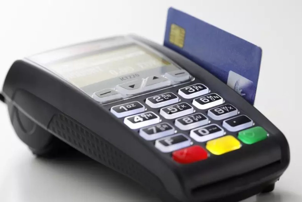GESEK KARTU. Bank Indonesia melarang merchant untuk melakukan penggesekan double terhadap kartu kredit atau debit milik pelanggan. Foto diambil dari situs cermati.com 