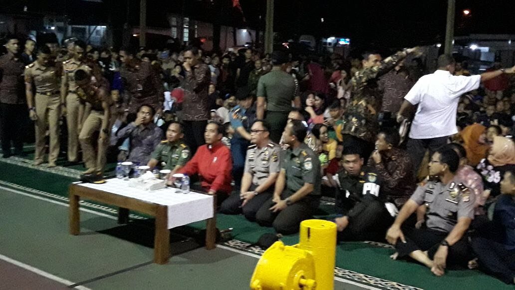 IKUT NOBAR. Presiden Joko Widodo ikut nonton bersama film 'Pengkhianatan G30S/PKI di Bogor pada Jumat malam, 29 September. Foto: Puspen TNI 