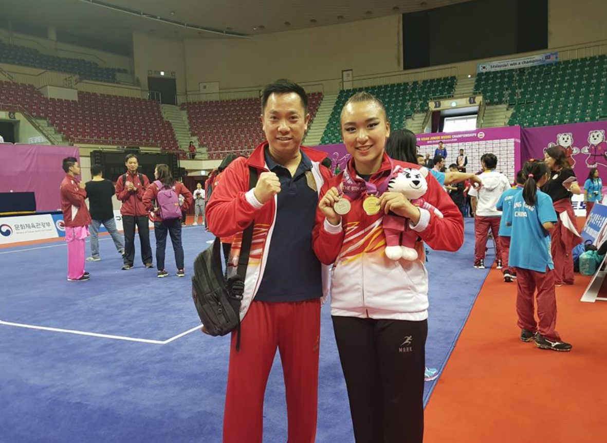 MEDALI EMAS. Nadya Permata Setiawan (kanan) berhasil meraih medali emas di kejuaraan yunior di Asia pada 21 September lalu. Foto diambil dari akun Facebook  
