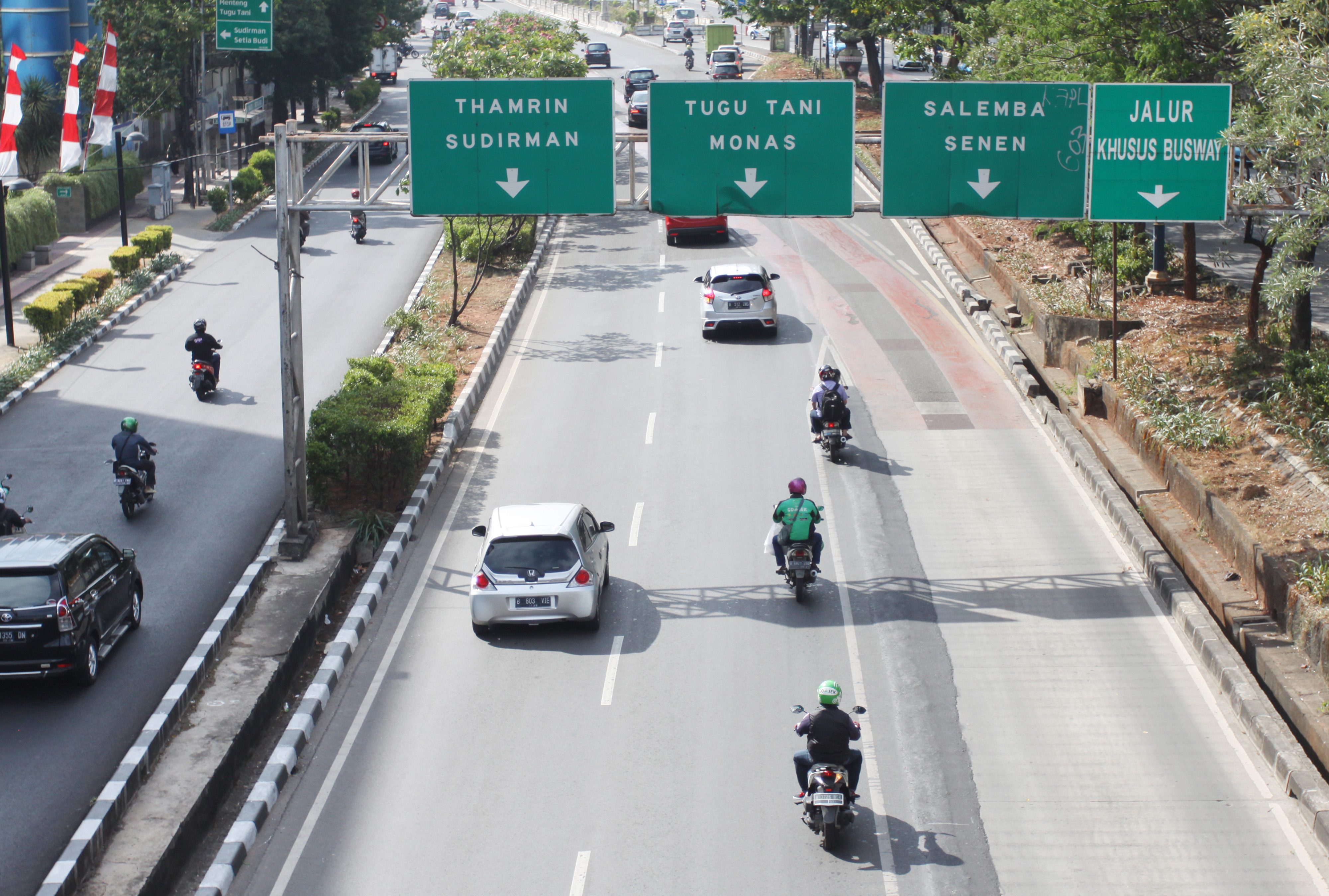 PENGENDARA MOTOR. Pengendara sepeda motor melintas di Jalan HR Rasuna Said, Kuningan, Jakarta, Jumat, 25 Agustus. Foto oleh Reno Esnir/ANTARA 