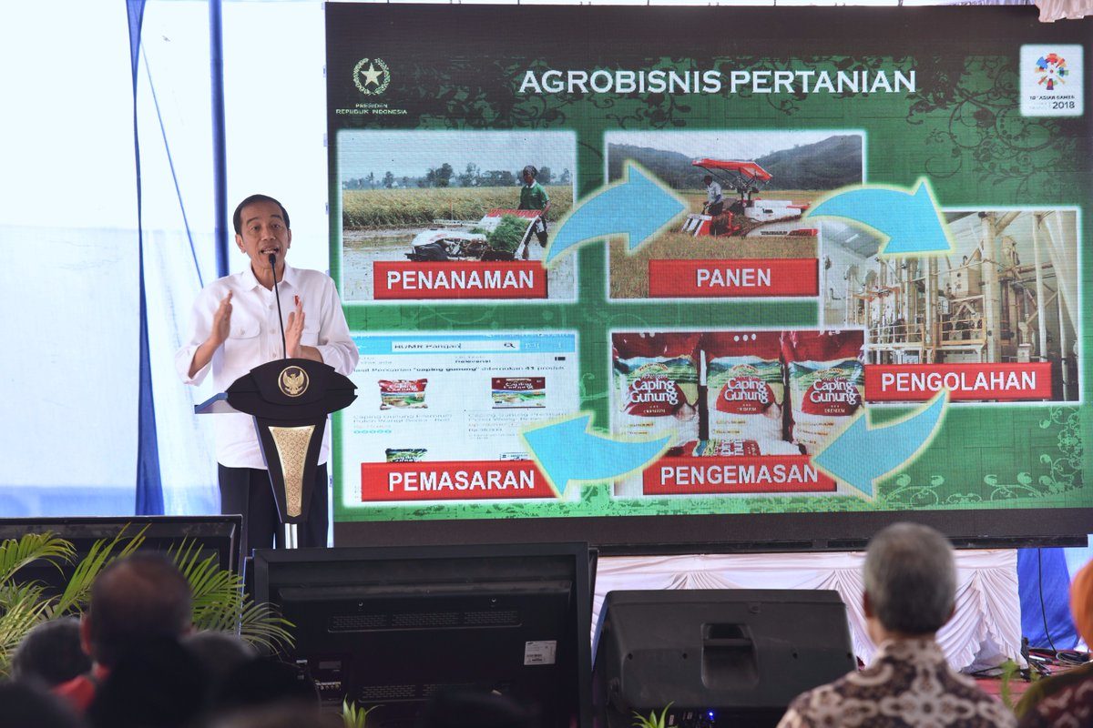DISKUSI. Presiden Joko "Jokowi" Widodo mengaku sudah bertemu dengan Panglima TNI dan membahas isu pengadaan 5.000 pucuk senjata. Foto diambil dari akun @setkabgoid 