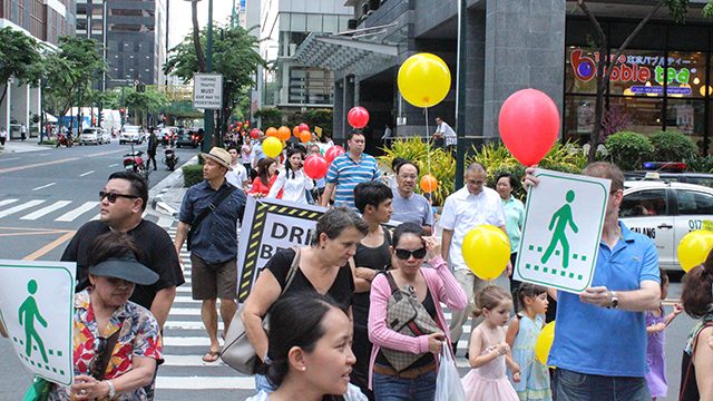 PEDESTRIANS RULE. Families show motorists in BGC, Taguig City the importance of stopping for pedestrians. Photo by Alison Julia Tabong/Rappler 