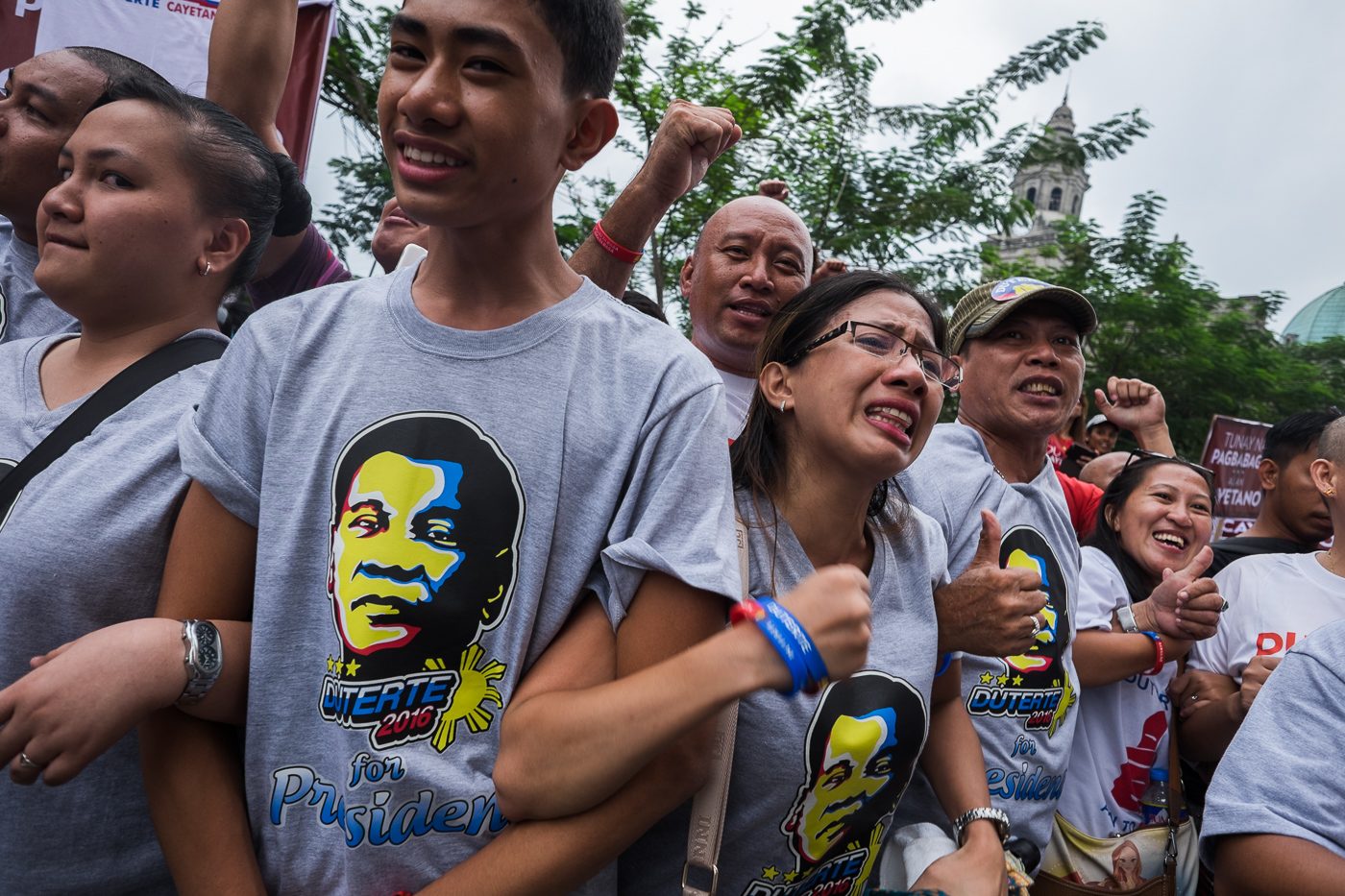 TUNGGU.  Pendukung Duterte bersorak di luar istana gubernur.  Foto oleh Pat Nabong/Rappler 