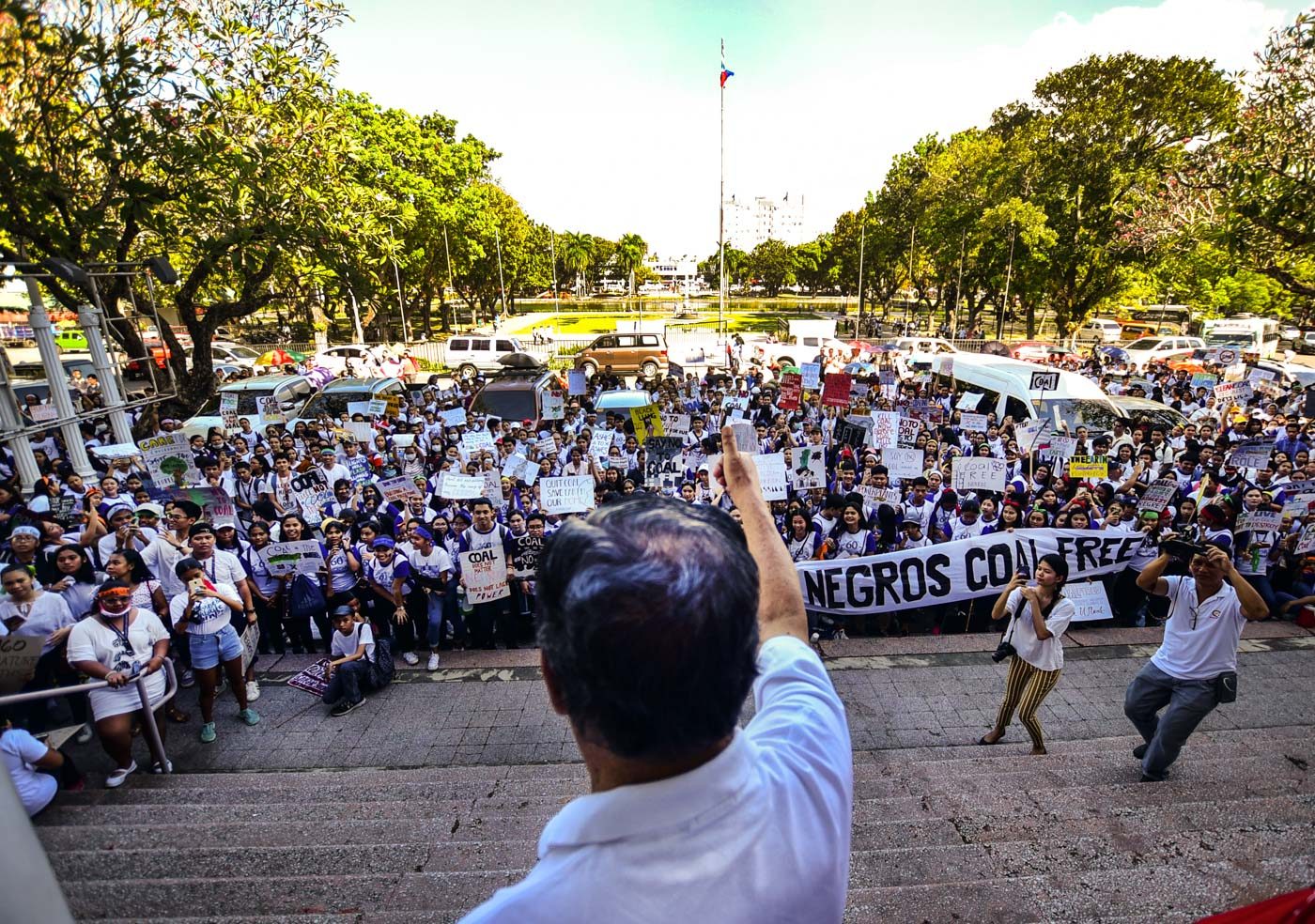 COAL-FREE. Negros Occidental Governor Alfredo Marañon Jr gives a thumbs up to the participants of the Youth Strike for Negros on March 6, 2019. Photo by Rexor Amancio/Climate Reality Philippines 