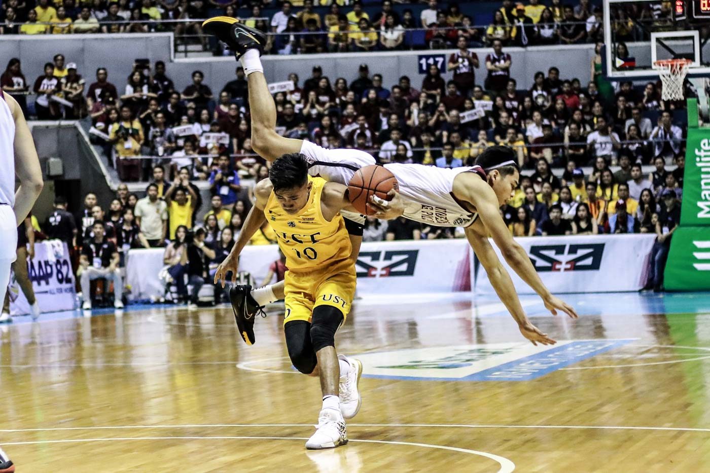 EARLY DOWNFALL. Rhenz Abando – delivering 17 points, 7 boards and 3 blocks – fuels a hot UST start as Ricci Rivero and the Maroons dive into a double-digit hole early. Photo by Michael Gatpandan/Rappler   