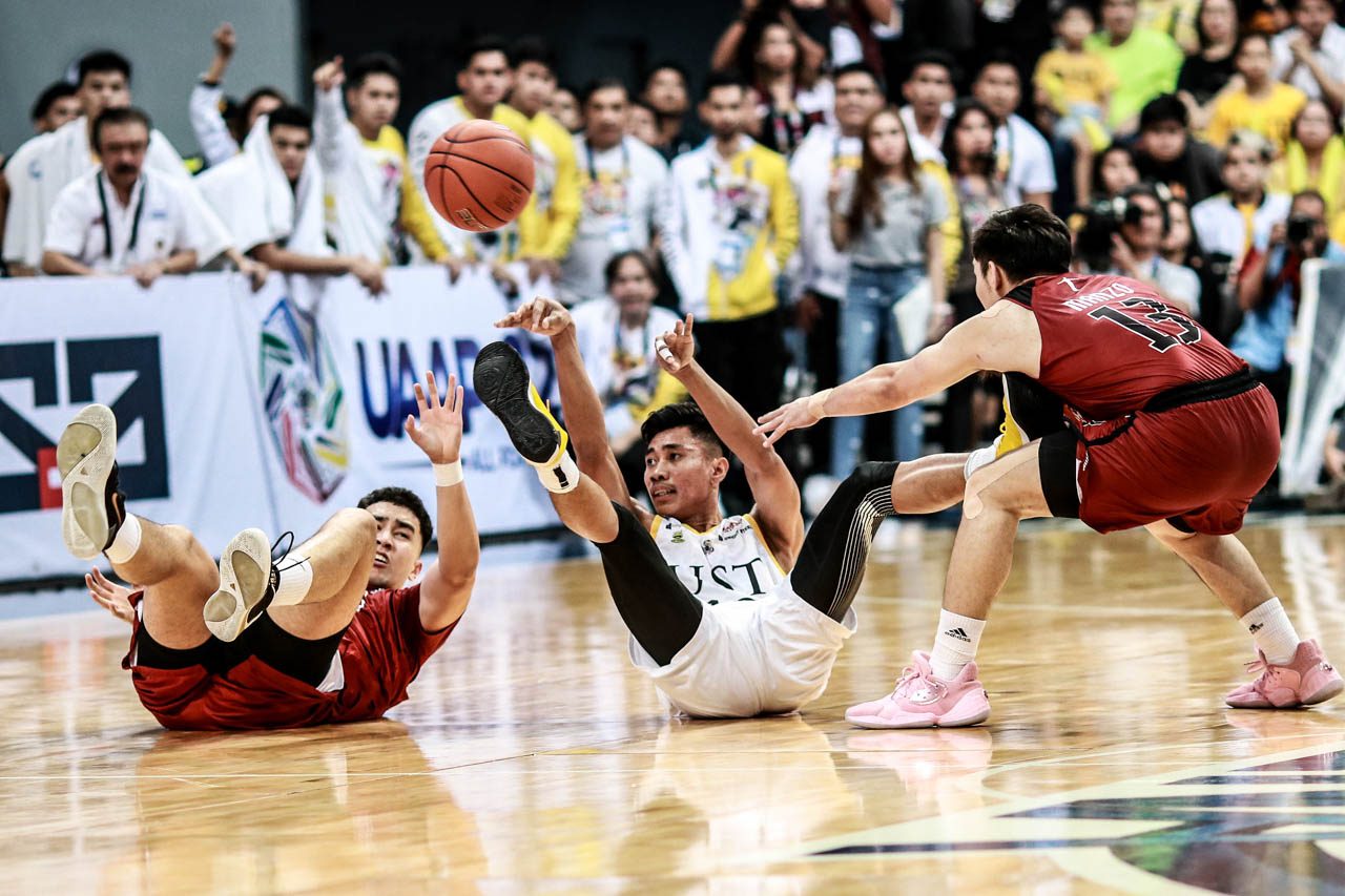 NIP AND TUCK. The back-and-forth between the Maroons and the Tigers goes on until the final seconds. Photo by Michael Gatpandan/Rappler  