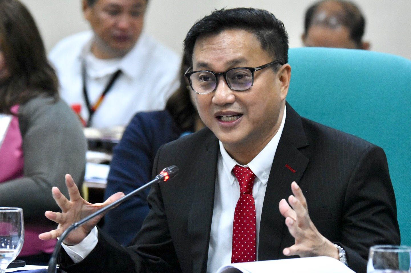 LOCAL GOVERNMENT. Senator Francis Tolentino proposes Senate Bill No. 1012, which seeks to expand the power of highly urbanized cities to acquire mass transport systems. Photo by Angie de Silva/Rappler 