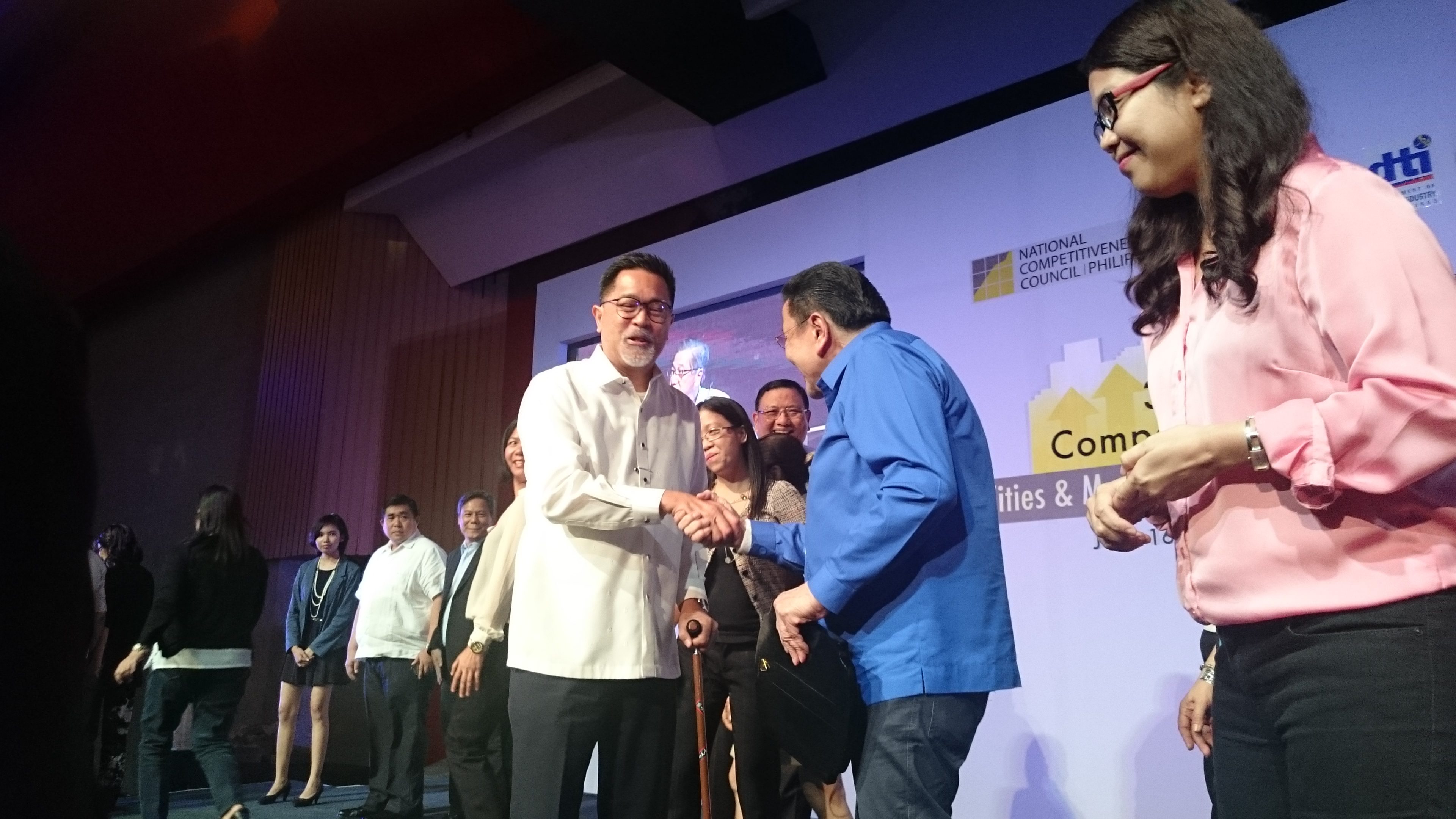 WELL DONE. NCC co-chairman Guillermo Luz congratulating Manila mayor Joseph Estrada. Photo by Chris Schnabel/ Rappler. 