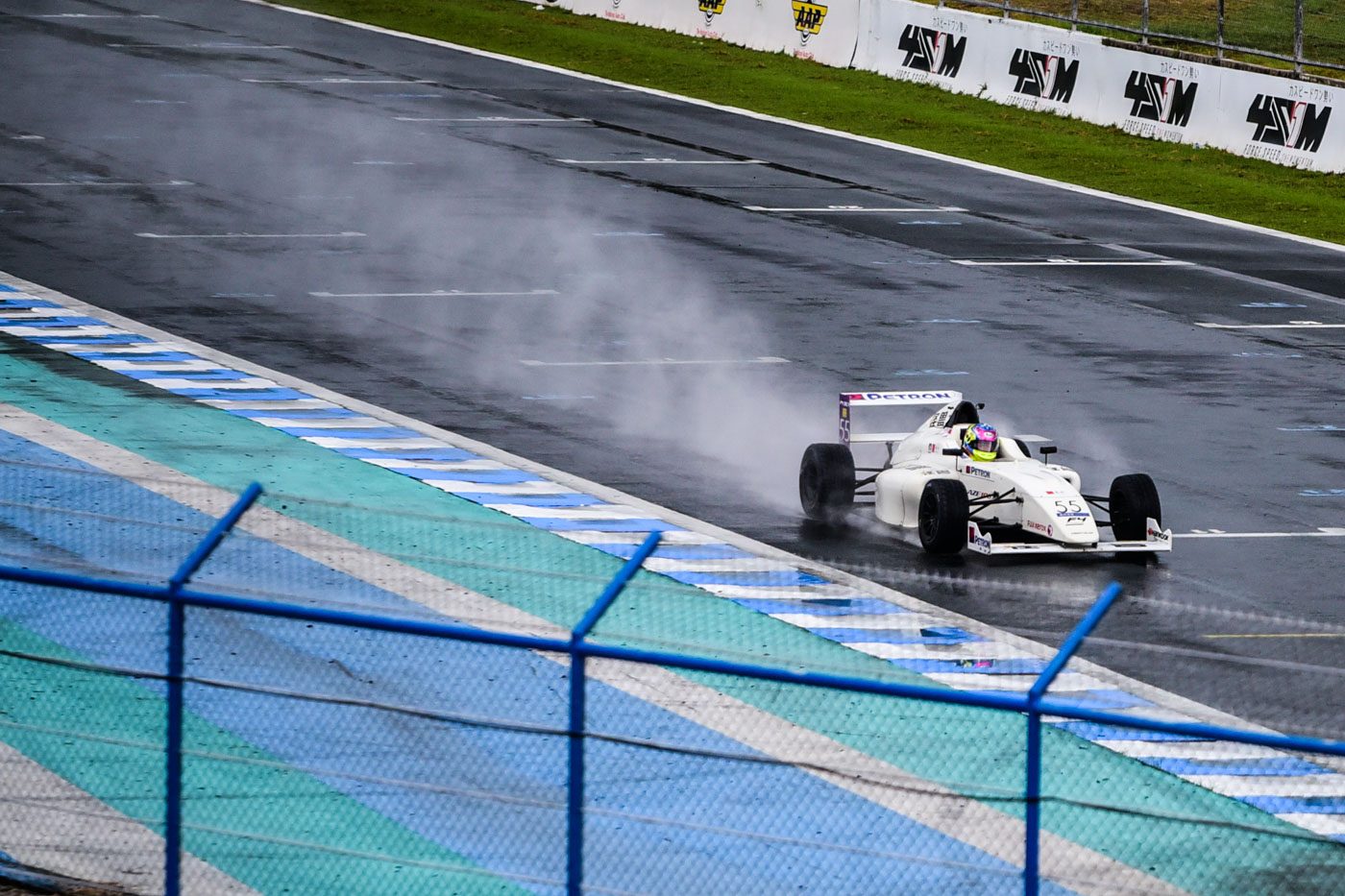 WET DRIVING. Less than ideal weather conditions present a challenge to the amateur racers. Photo by Alecs Ongcal/Rappler