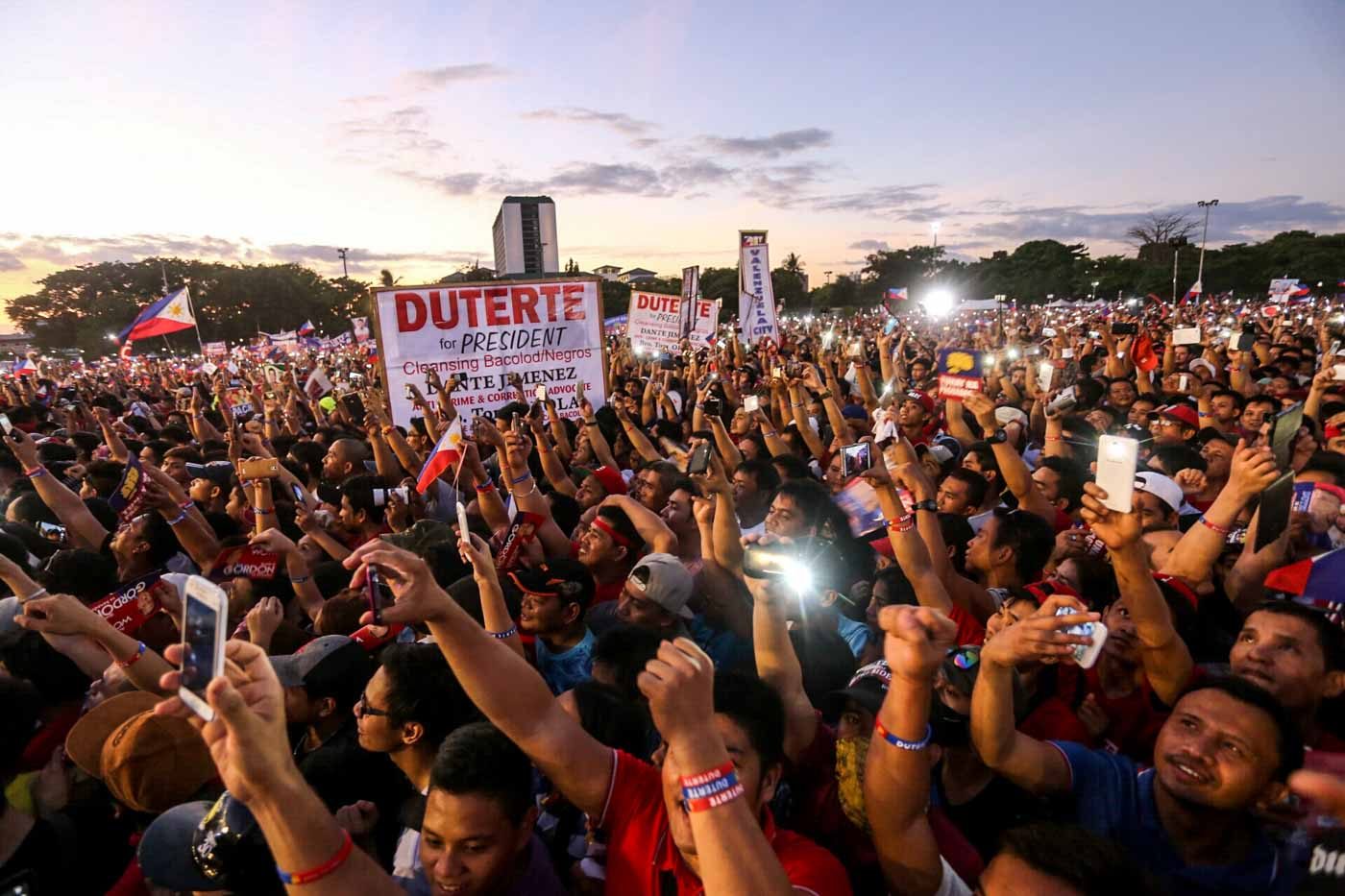 FESTIVE ATMOSPHERE. The mammoth crowd at the Duterte-Cayetano miting de avance shows love for the candidates.  Photo by Manman Dejeto/Rappler 