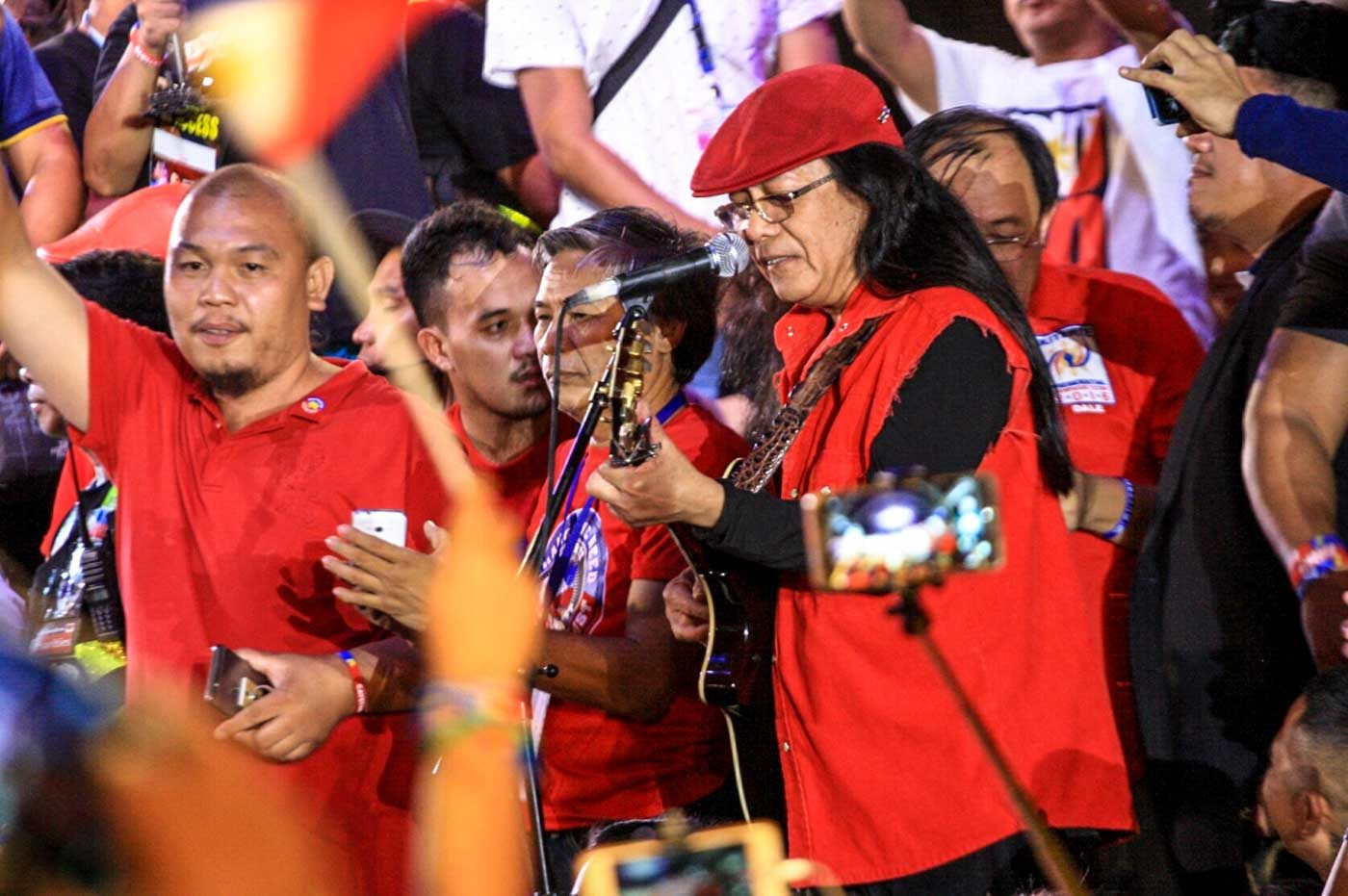DUTERTE BELIEVER. Artist Freddie Aguilar sings his song, 'Duterte Para Sa Tunay na Pagbabago.' Photo by Manman Dejeto/Rappler  