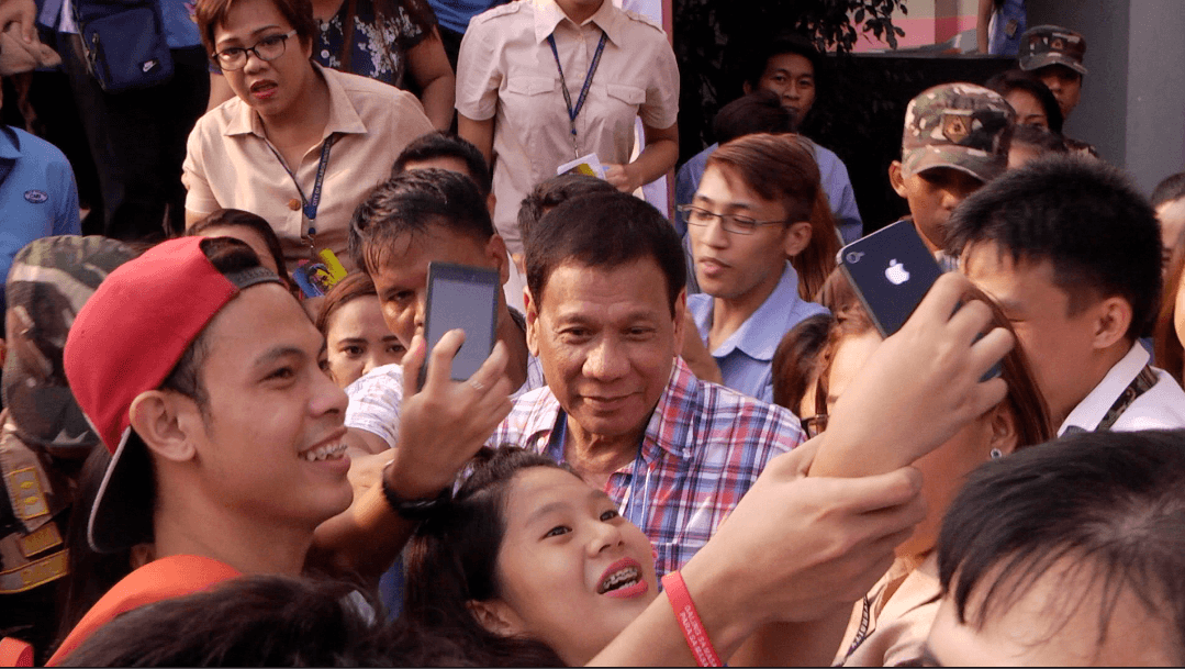WARM RECEPTION. Davao City mayor Rodrigo Duterte is greeted enthusiastically by crowds in Navotas and Malabon on September 8, 2015. Photo by Naoki Mengua/Rappler 