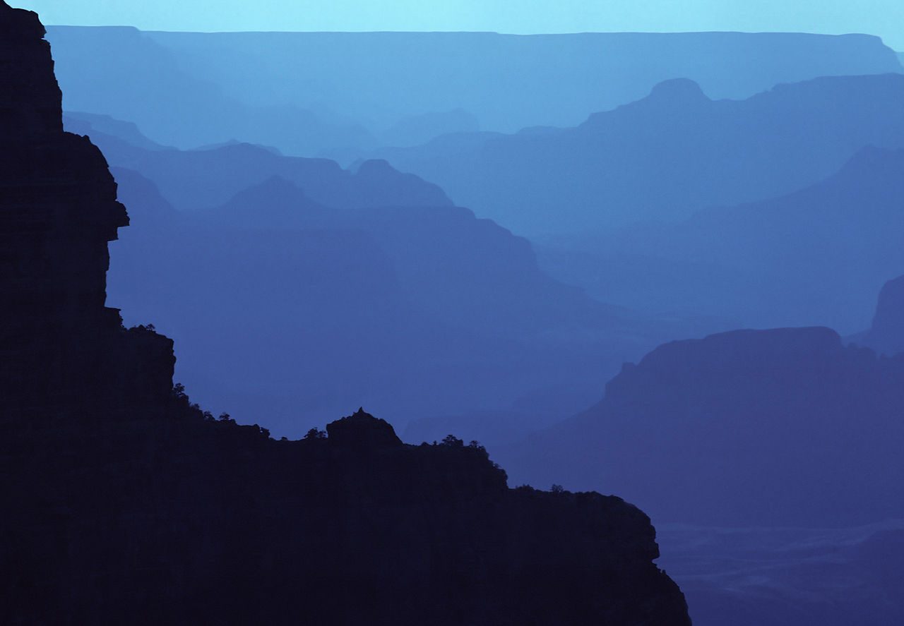 At least 3 dead, 4 injured in U.S. Grand Canyon chopper crash