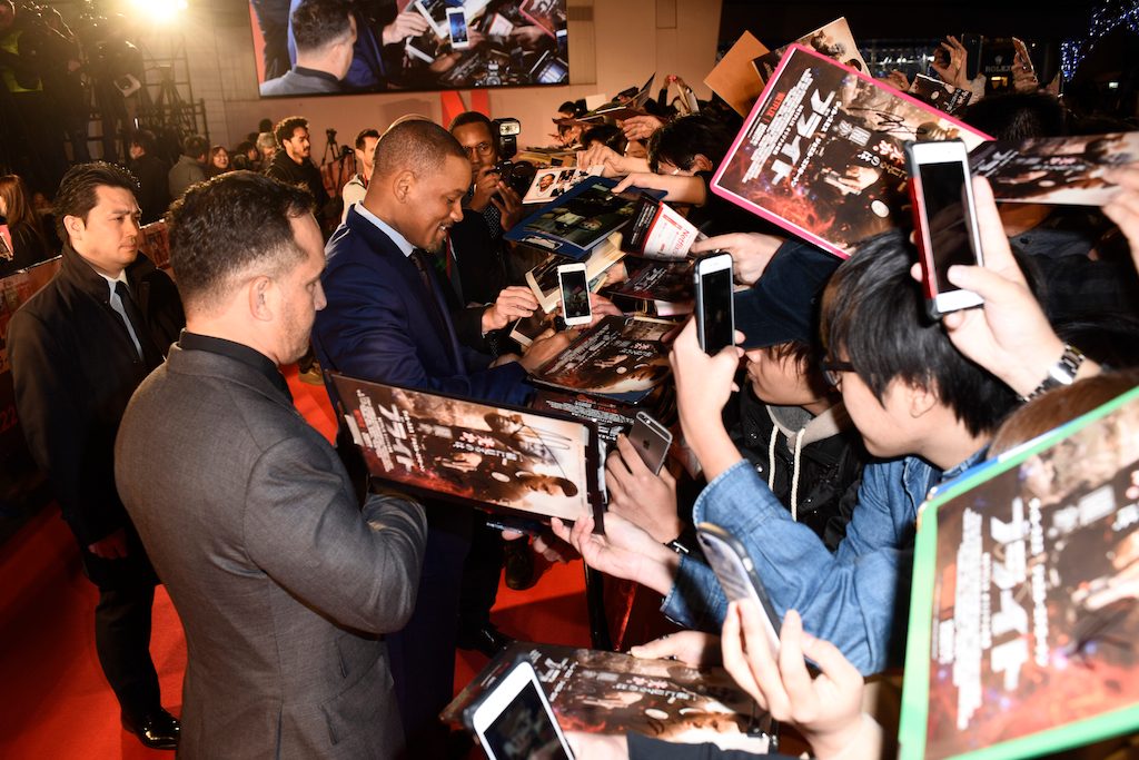 FOR THE FANS. Will Smith takes his time to sign posters for Japanese fans, many of whom waited for hours to see the star at the 'Bright' premiere. Photo courtesy of Netflix 