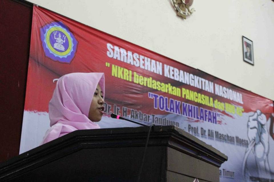 WARISAN. Asa Firda Inayah saat memberikan pidato di hadapan BEM se-Jawa Timur di kampus Universitas Tribhuwana Tunggadewi Malang. Foto dari Facebook/afihinaya 