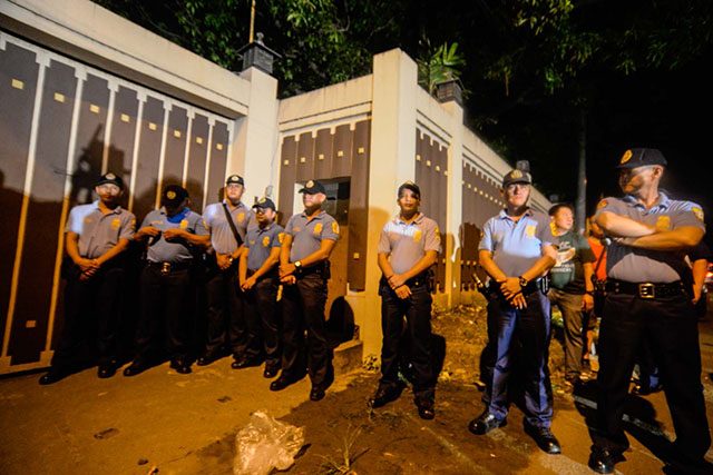 TIGHTLY GUARDED. Quezon City police secure the gate of the Iglesia ni Cristo compound in Tandang Sora, Quezon City. Photo by Alecs Ongcal/Rappler 
