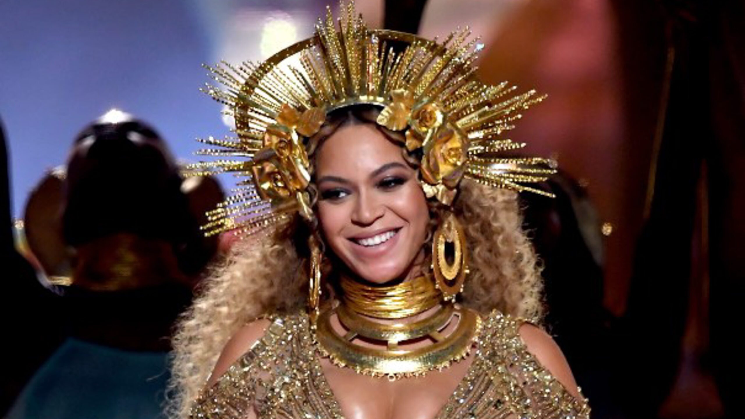 LOOK: Beyonce performs at the 2017 Grammy Awards as family cheers her on
