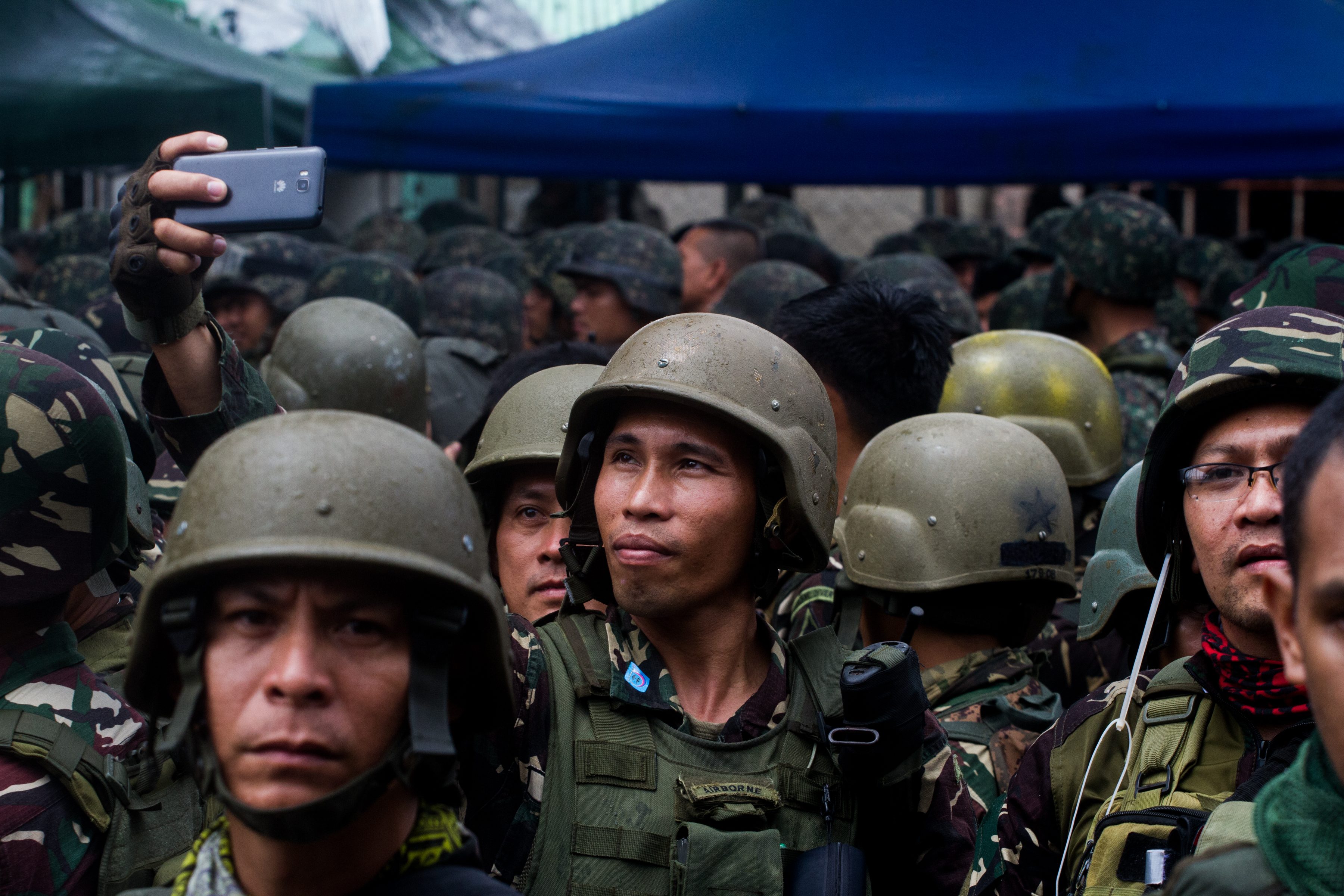 SELFIE. Thousands of soldiers are deployed to fight local armed groups in Marawi City. 