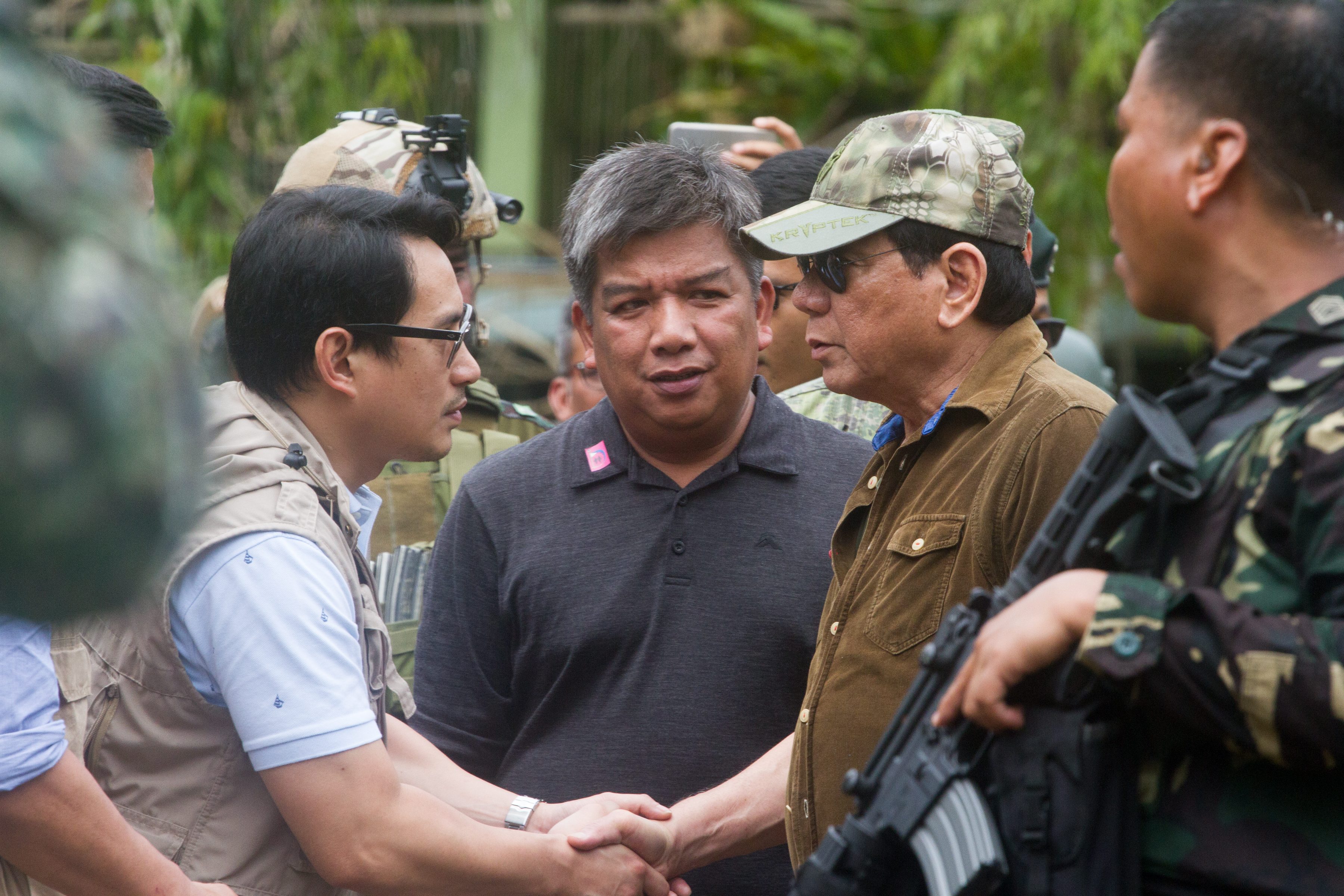 President Rodrigo Duterte is joined by ARMM Governor Mujiv Hataman and Lanao Del Sur crisis spokesman Zia Alonto inside the battle area. 