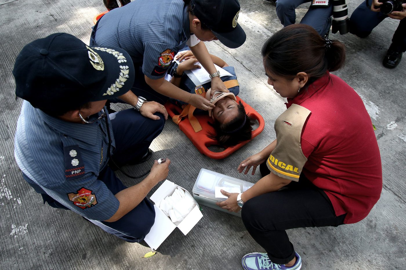 EMERGENCY AID. Rescue operations are simulated during the earthquake drill on June 29, 2017. Photo by Inoue Jaena/Rappler 
